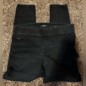Nine West Heidi pull on skinny crop black capri. Size:8